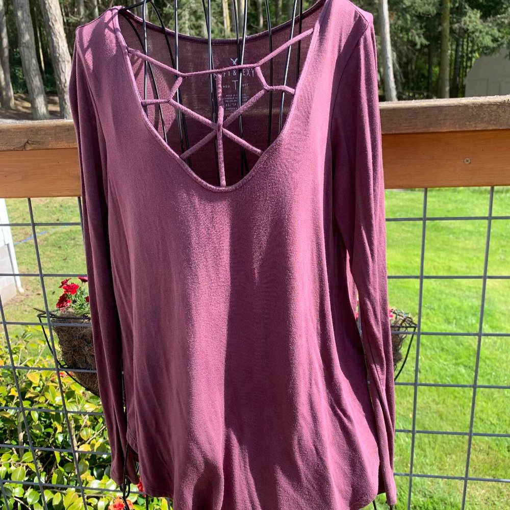 American Eagle Ladies size XS Mauve Long Sleeve V-Neck T-Shirt